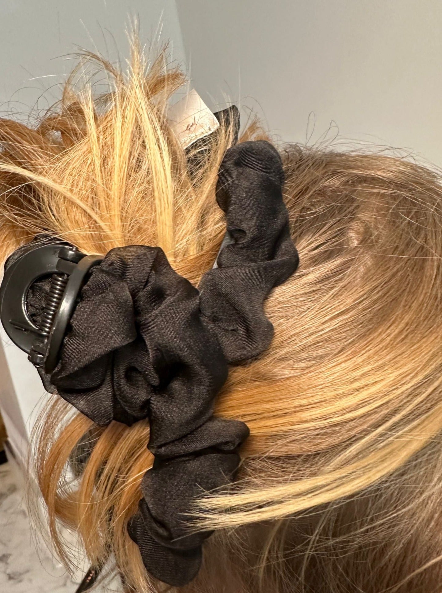 Noir Scrunch Mini Claw Clip